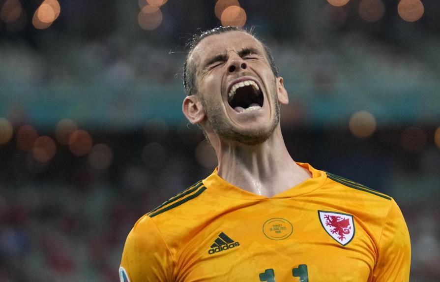 Bale desperdicia penal, pero Gales gana a Turquía