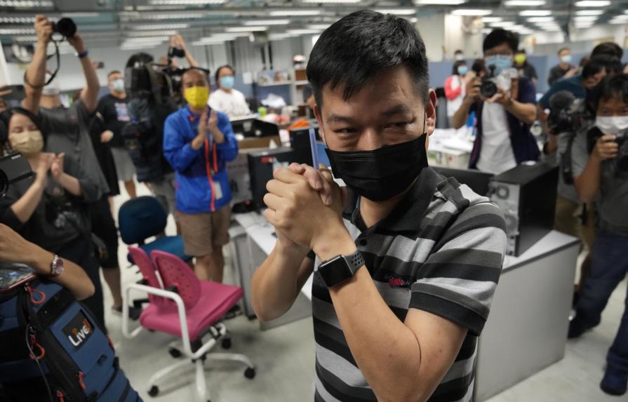 Policía de Hong Kong arresta a exeditor de medio Apple Daily