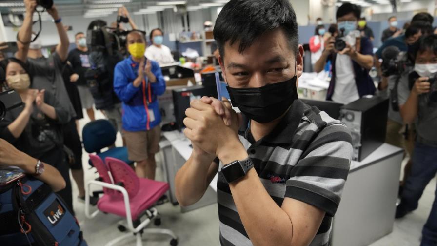 Policía de Hong Kong arresta a exeditor de medio Apple Daily