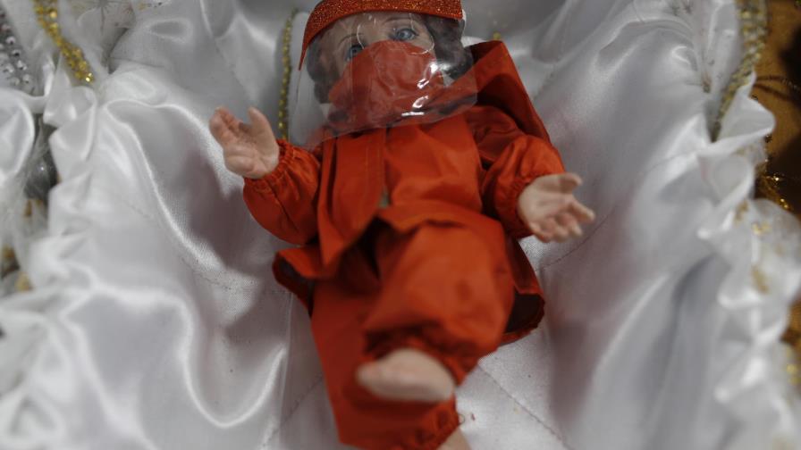 Artesanos bolivianos le hacen mascarillas al niño Jesús