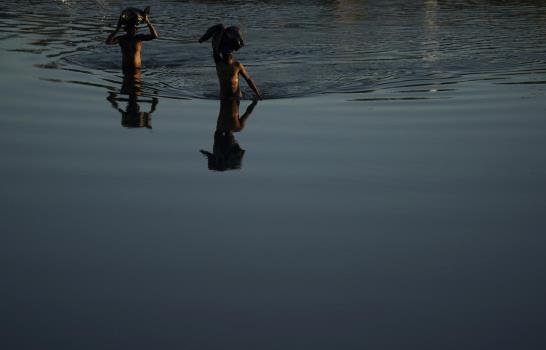 Reabrirán paso fronterizo de Texas donde acamparon migrantes