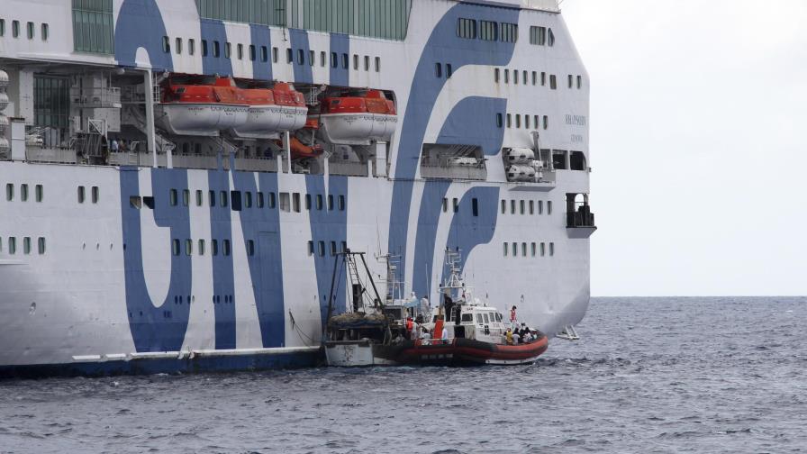 Trasladan a migrantes de albergue saturado en isla italiana