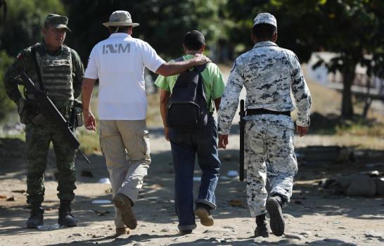 Migrantes chocan con soldados en frontera sur de México