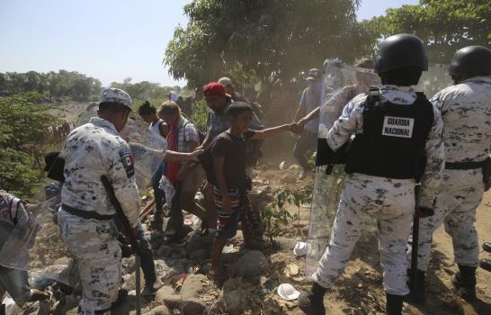 Bloqueo de México deja a cientos varados en río fronterizo