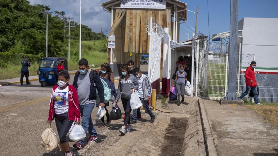 Migrantes varados en extranjero por nueva política de EEUU