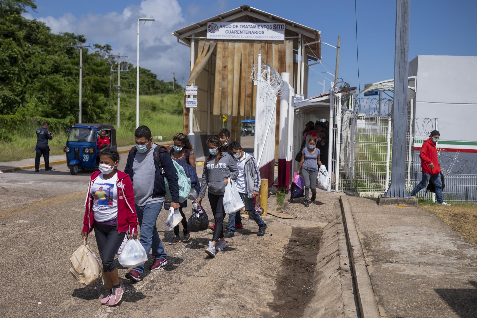 Migrantes varados en extranjero por nueva política de EEUU