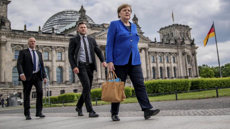 Merkel pide mantenerse alerta al relajar restricciones