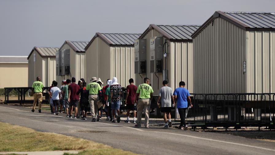 El gobierno de Biden niega una crisis de migrantes