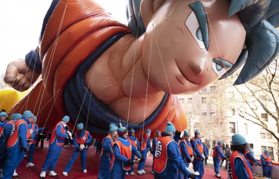 A pesar de viento, acaba con éxito desfile de Día de Gracias