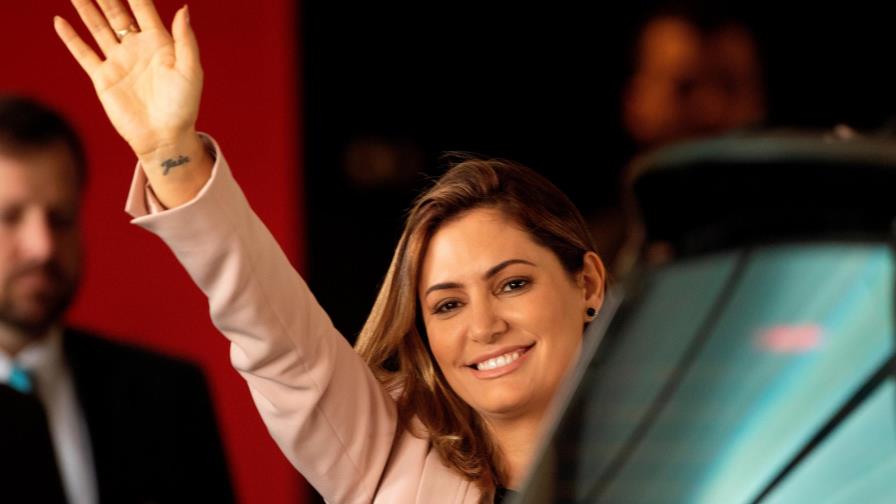 Primera dama de Brasil da negativo para COVID-19, tras contagio del presidente Bolsonaro