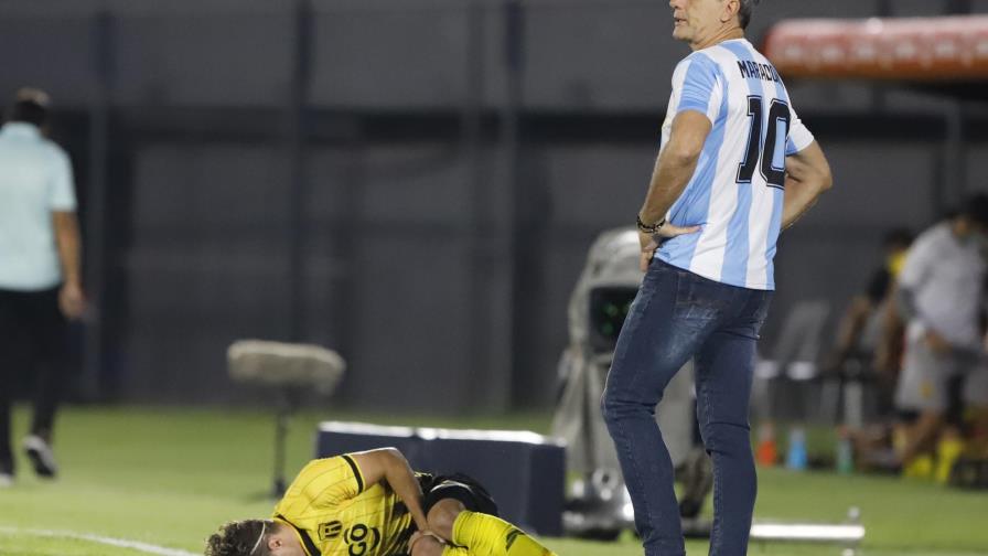 Técnico de Grémio honra a Maradona, en triunfo sobre Guaraní