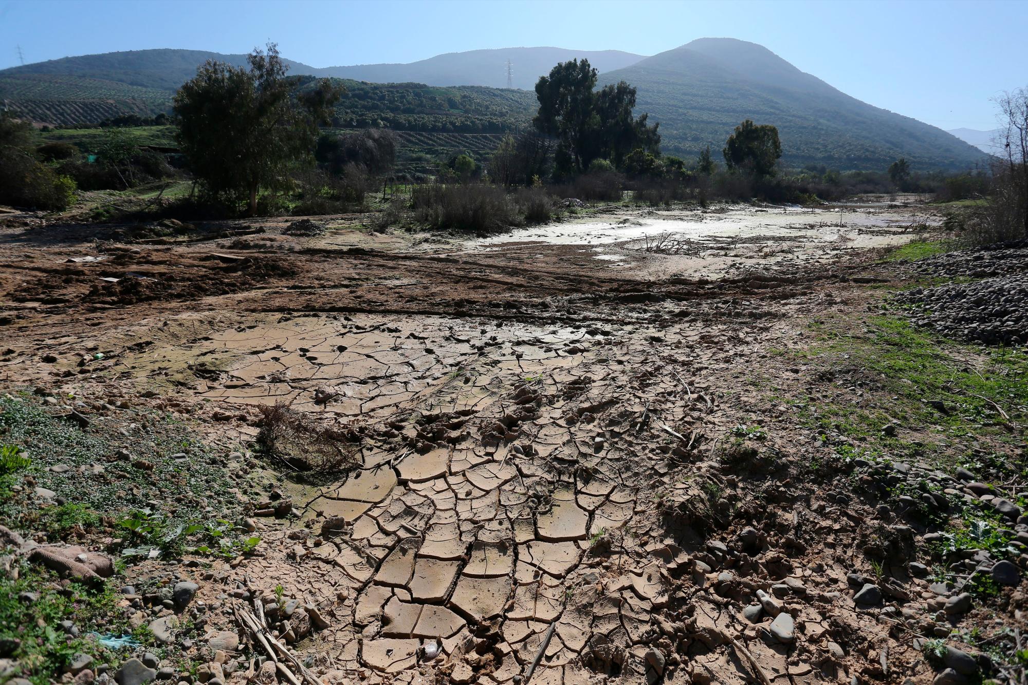 Vista del río La Ligua totalmente seco, contrastado con los cerros con plantaciones de aguacate el 11 de agosto de 2020 en la localidad de Placilla, ubicada en la región de Valparaíso, provincia de Petorca a 200 km al norte de Santiago (Chile). 