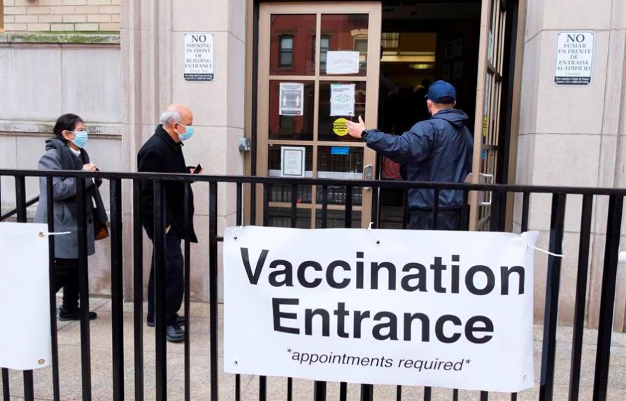 Miles de citas para la vacuna se cancelan ante la escasez de dosis en EE.UU.