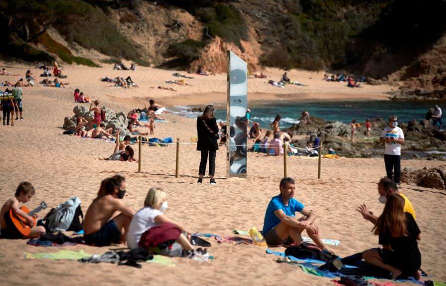 Un monolito similar al de Utah acaba derribado sobre una playa en España