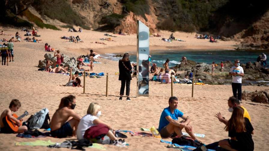 Un monolito similar al de Utah acaba derribado sobre una playa en España Un monolito similar al de Utah acaba derribado sobre una playa en España