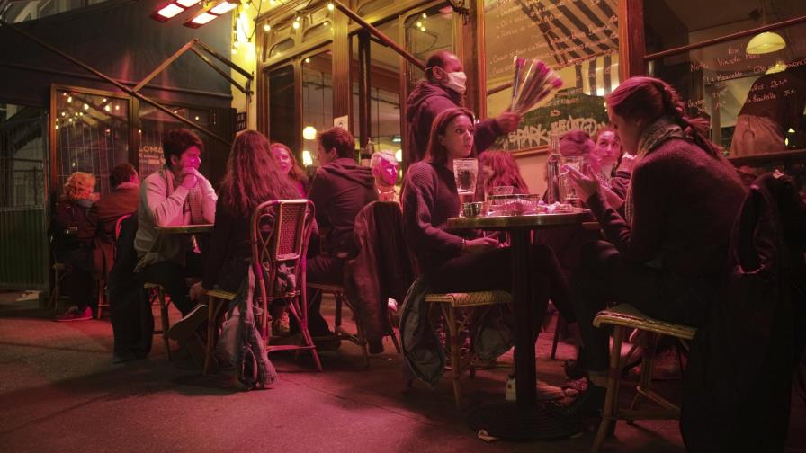 Decretan alerta máxima en París ante repunte de COVID-19