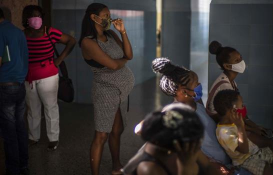 Cuba vacuna embarazadas para reducir vulnerabilidad a COVID