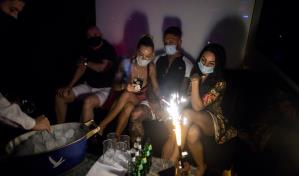 España mira a clubes y playas ante el repunte del virus