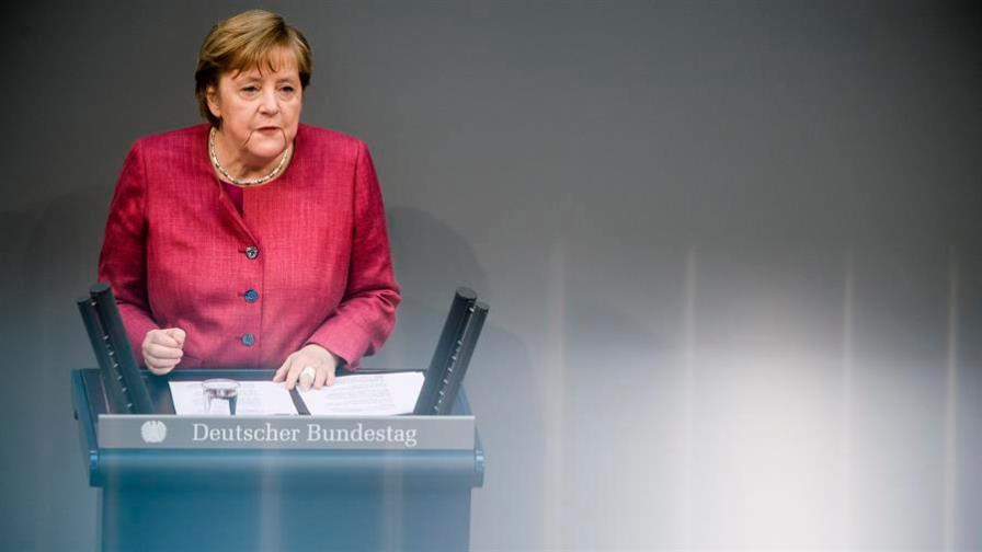 Merkel recibe la primera dosis de la vacuna de AstraZeneca