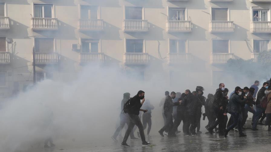 Policía usa gas lacrimógeno contra manifestantes en Grecia