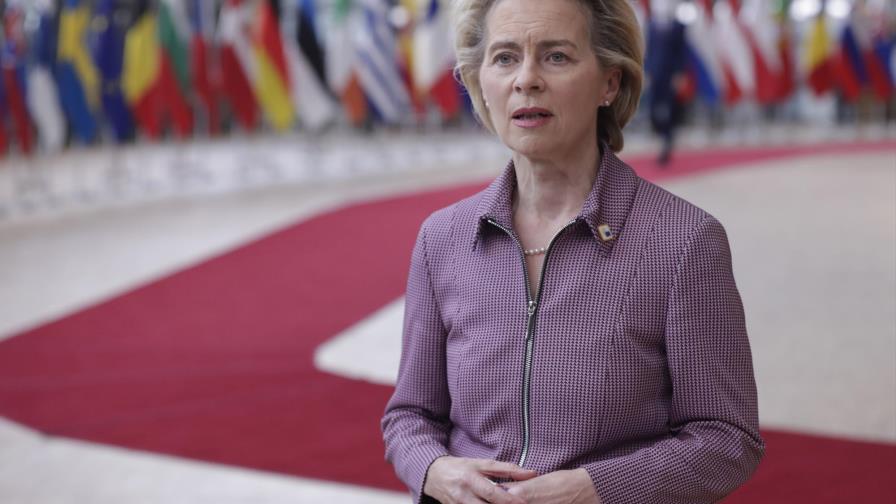 Presidenta de Comisión Europea deja cumbre y va a cuarentena