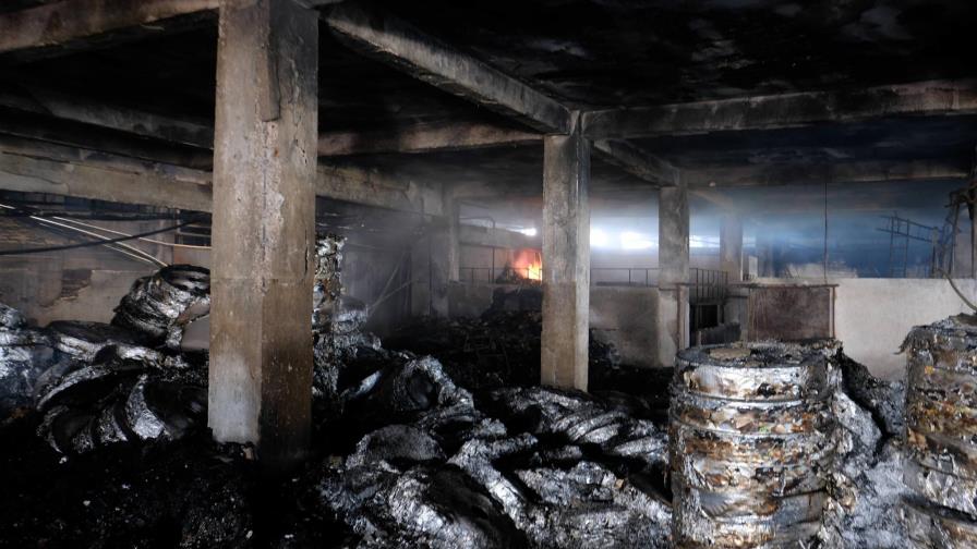 Incendio en fábrica bajo llave en Bangladesh; 52 muertos