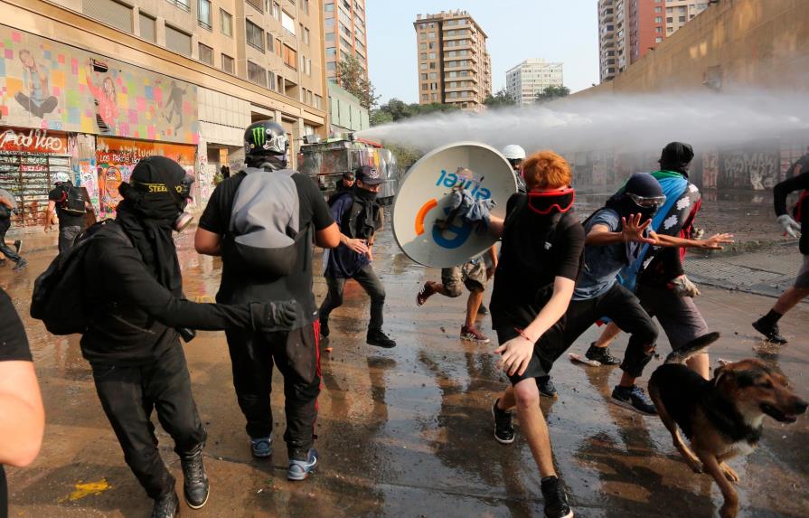Duros choques entre manifestantes y agentes a tres meses de crisis en Chile