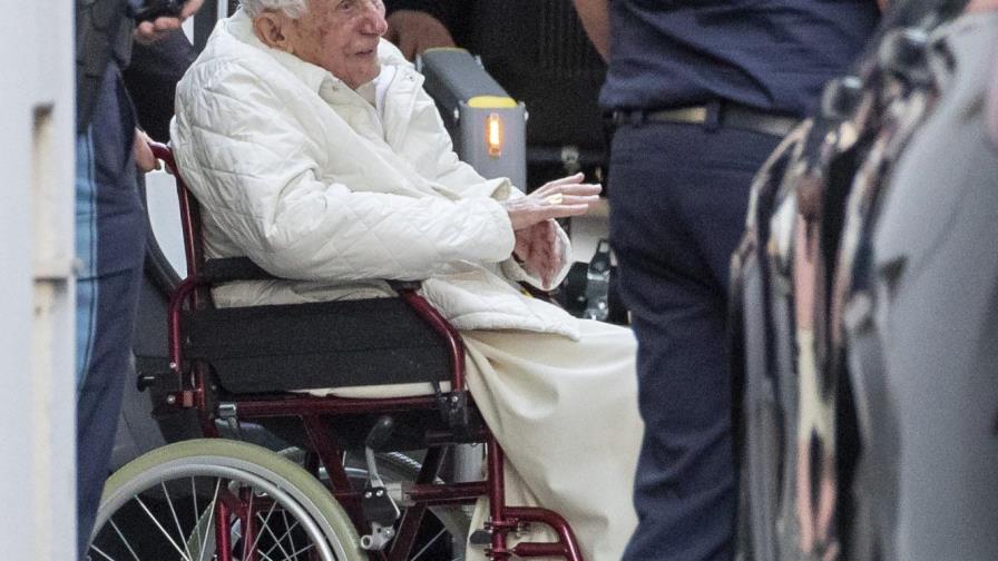 Benedicto XVI visita su antigua casa y tumba de sus padres