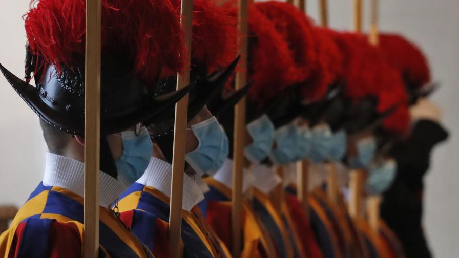 Tres guardias suizos dejan el Vaticano por no vacunarse