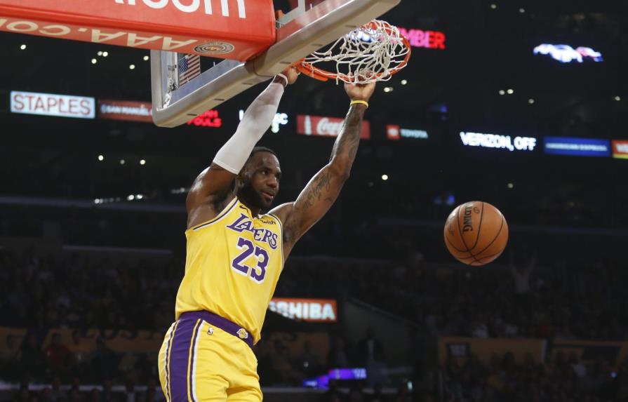 LeBron fija récord de triple-doble en triunfo de los Lakers 