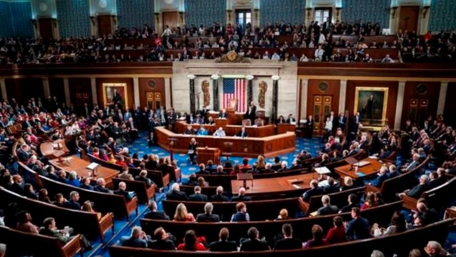 Un grupo de demócratas pone en jaque la aprobación del plan de gasto de Biden