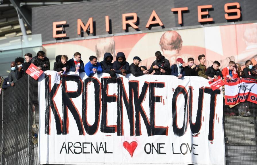 Kroenke no venderá al Arsenal pese a clamor de hinchas