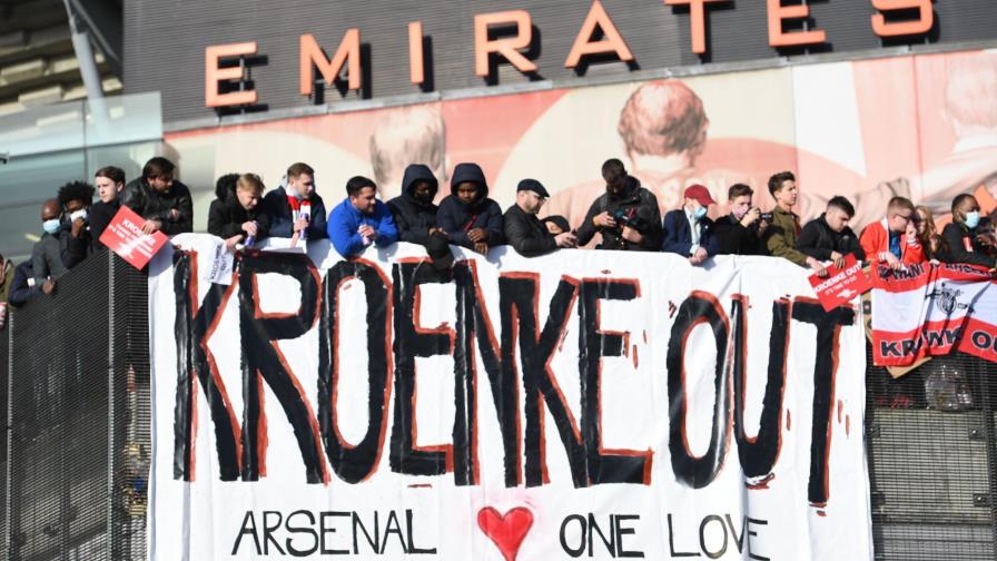 Kroenke no venderá al Arsenal pese a clamor de hinchas