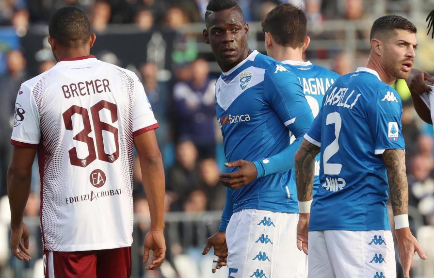 Detienen a extremistas por cartel racista contra Balotelli