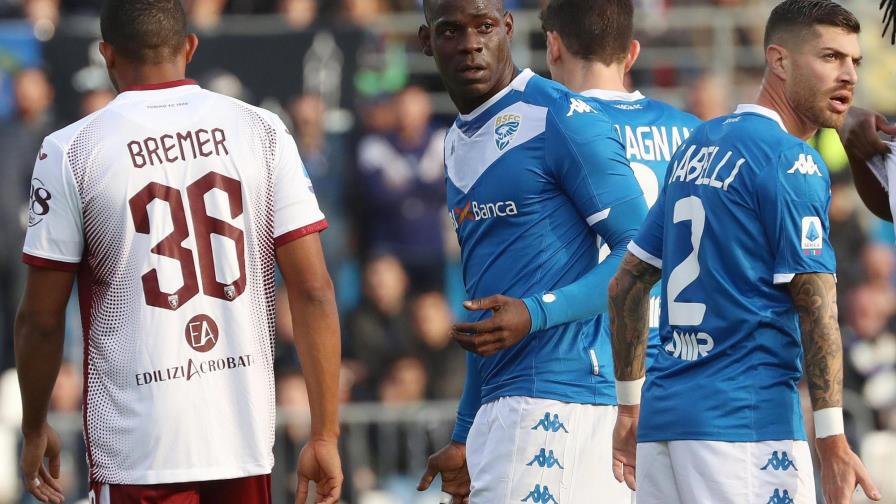 Detienen a extremistas por cartel racista contra Balotelli
