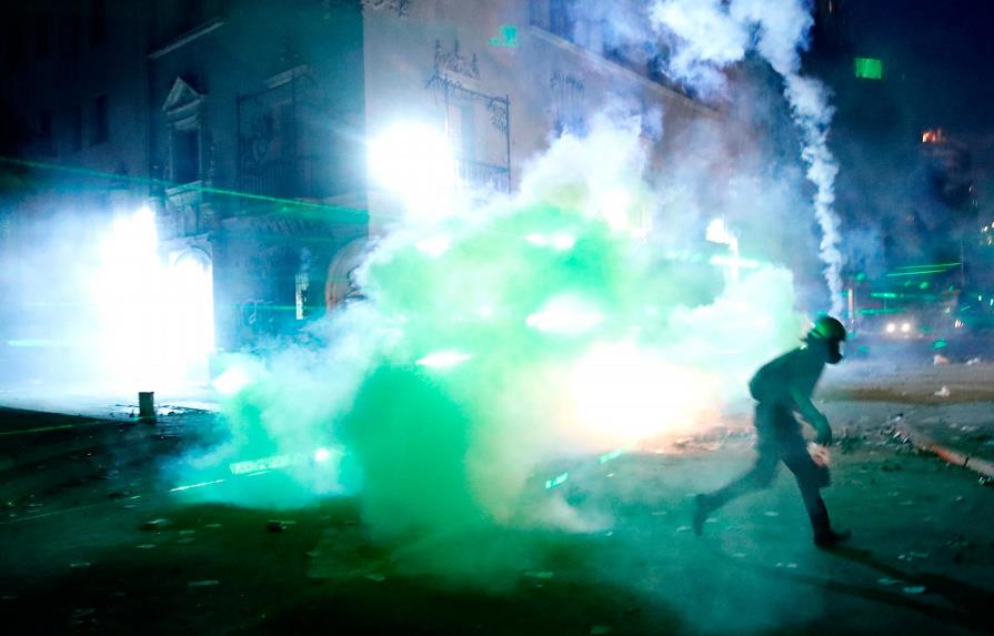 Vivir entre nubes de gas lacrimógeno, otra cara de las protestas en Chile
