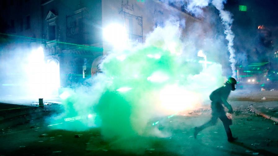 Vivir entre nubes de gas lacrimógeno, otra cara de las protestas en Chile Vivir entre nubes de gas lacrimógeno, otra cara de las protestas en Chile