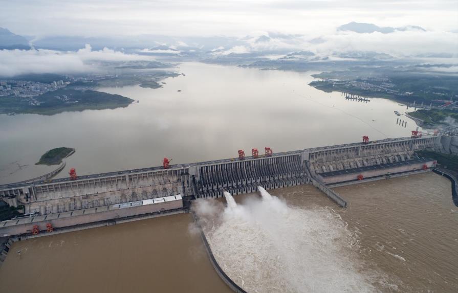 China vuela una presa, suben los muertos por inundaciones
