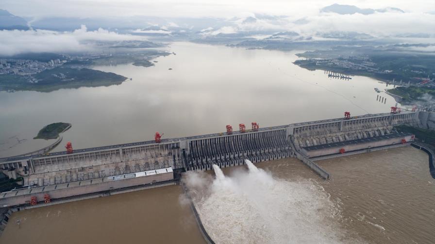 China vuela una presa, suben los muertos por inundaciones