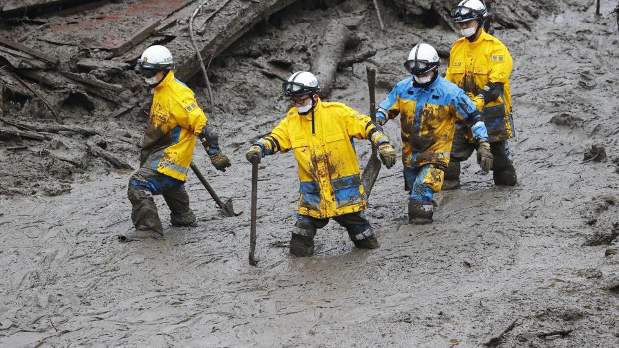 Rescatistas buscan víctimas de un alud en balneario japonés