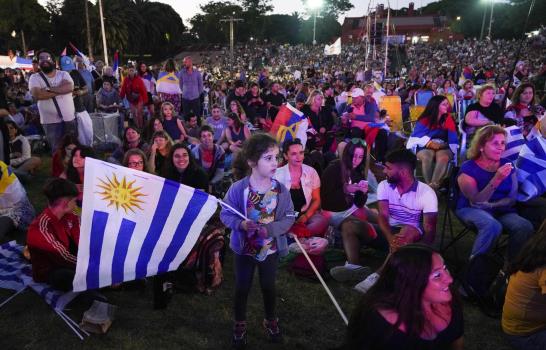 Uruguay llega a balotaje histórico apostando a la democracia