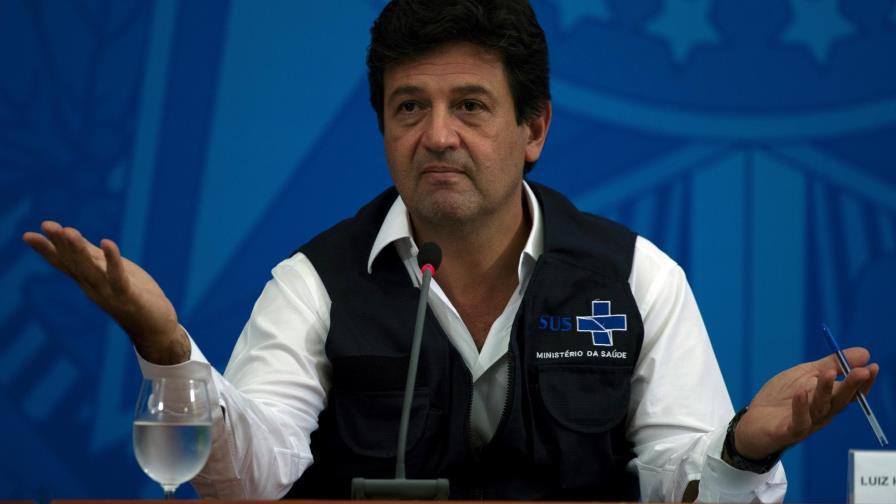 El ministro de Salud de Brasil anuncia que fue destituido por Bolsonaro 
