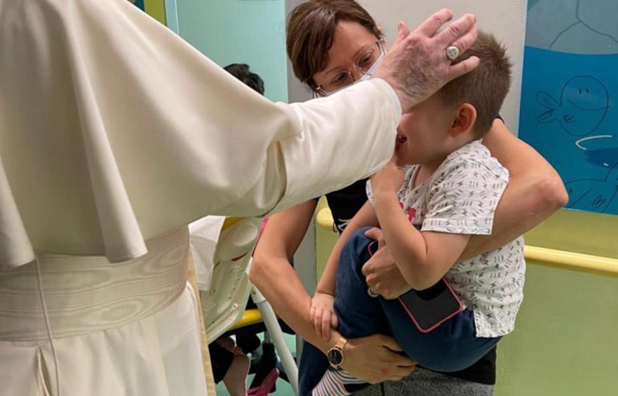 Papa visita a niños con cáncer en hospital donde fue operado
