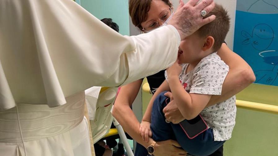Papa visita a niños con cáncer en hospital donde fue operado