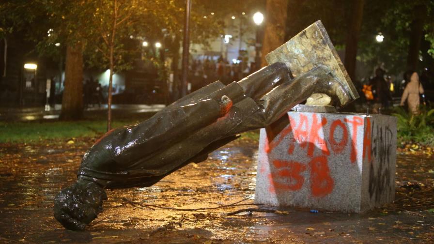 Derriban estatuas en protestas del Día de Colón en Portland
