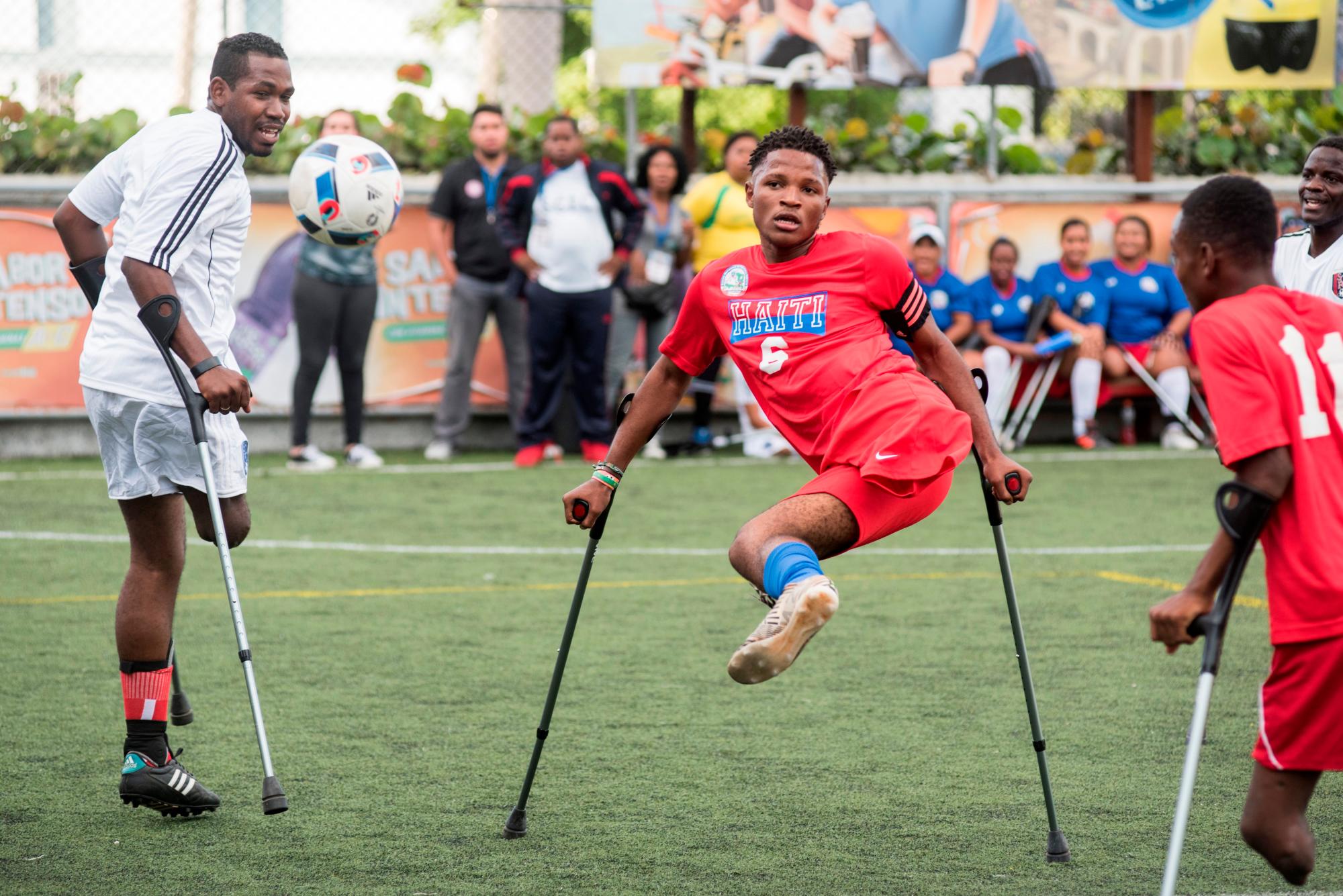 “Dos muletas y un balón” Futbolistas amputados de Haití y República Dominicana conmemoran terremoto.