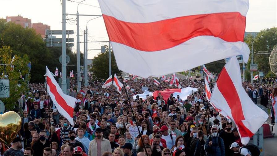 Multitudinaria protesta en Minsk antes de reunión entre Lukashenko y Putin