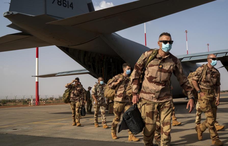 Francia anuncia reducción de presencia militar en Sahel