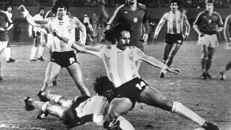 Muere exgoleador argentino Leopoldo Luque por COVID