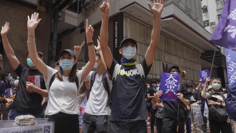 Policía de Hong Kong lanza gas lacrimógeno a manifestantes
